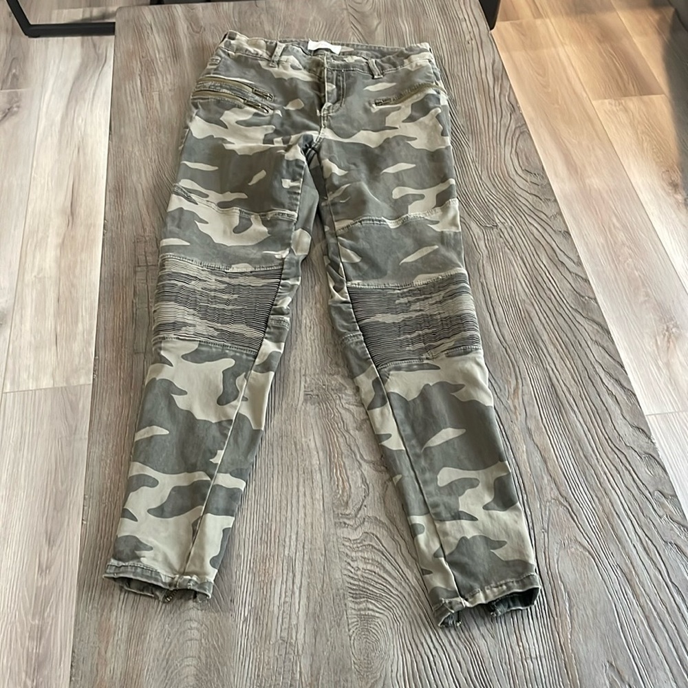 Elan Camouflage Jeans with Zipper at Ankle